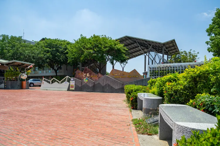 全國首座公立K12學校「臺南市立沙崙國際高級中等學校」的設置，為科技人才子女提供良好教育環境。福裕提供