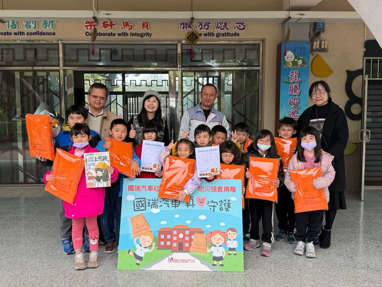 捐贈之防災頭套功能相當廣泛，本身可以耐受一定的衝擊力，地震發生時，戴上防災頭套，可以避免落石、玻璃等掉落物的砸傷。圖為龍源國小捐贈現場。業者提供