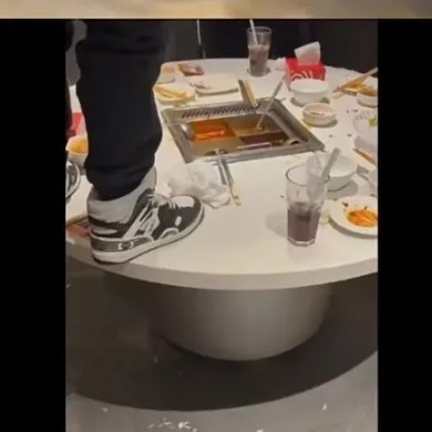 超噁!網傳有人站桌上往火鍋裡撒尿 海底撈:已報警