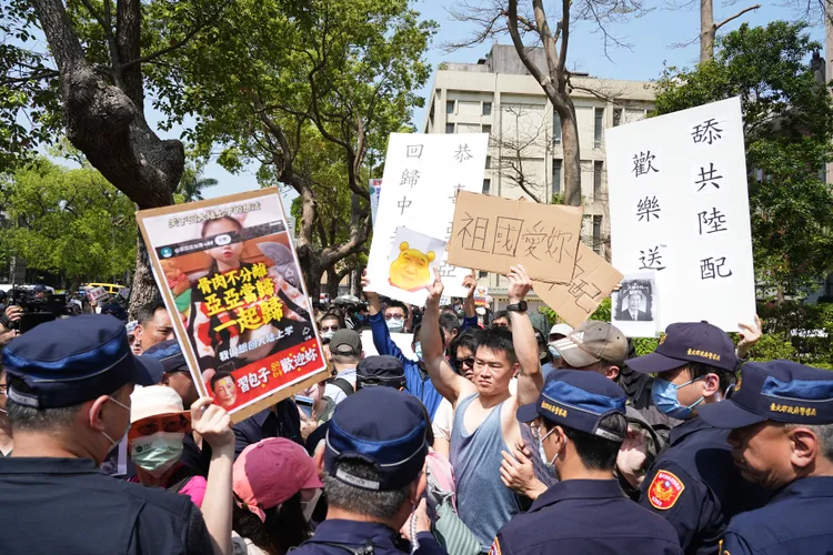 亞亞召開記者會同時，不滿亞亞的群眾也在一旁抗議對峙。記者彭欣偉攝