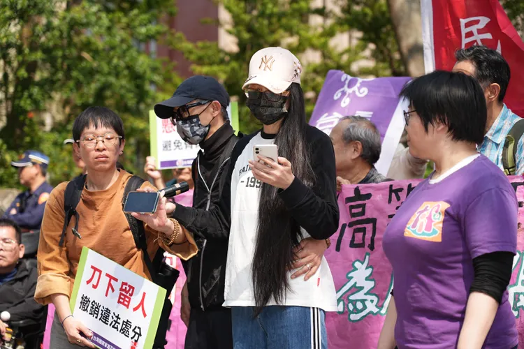 中配亞亞（中間長髮女子）今到內政部前召開記者會。記者彭欣偉攝