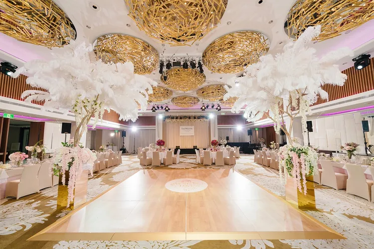 桃園大溪笠復威斯汀度假酒店豪華宴會廳挑高 5 米空間，可容納 300 位賓客、規劃出不同功能性場地。大溪笠復威斯汀提供