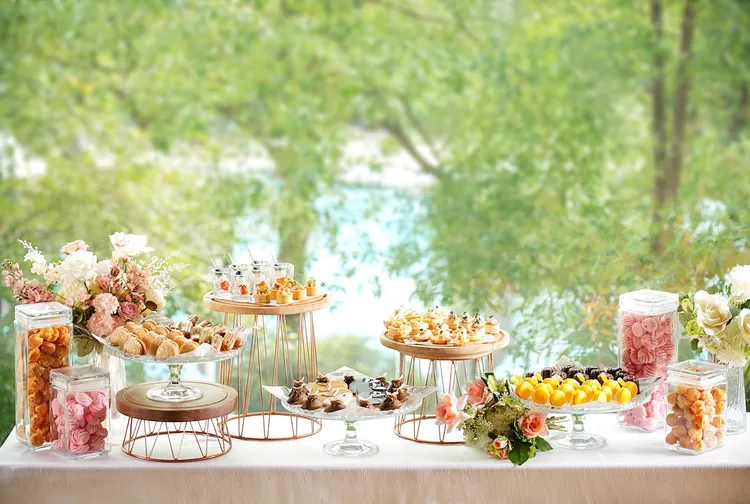 桃園大溪笠復威斯汀度假酒店 Candy Bar 陳列法式馬林糖、蜜香紅茶瑪德蓮、可麗露等繽紛西式甜點。大溪笠復威斯汀提供