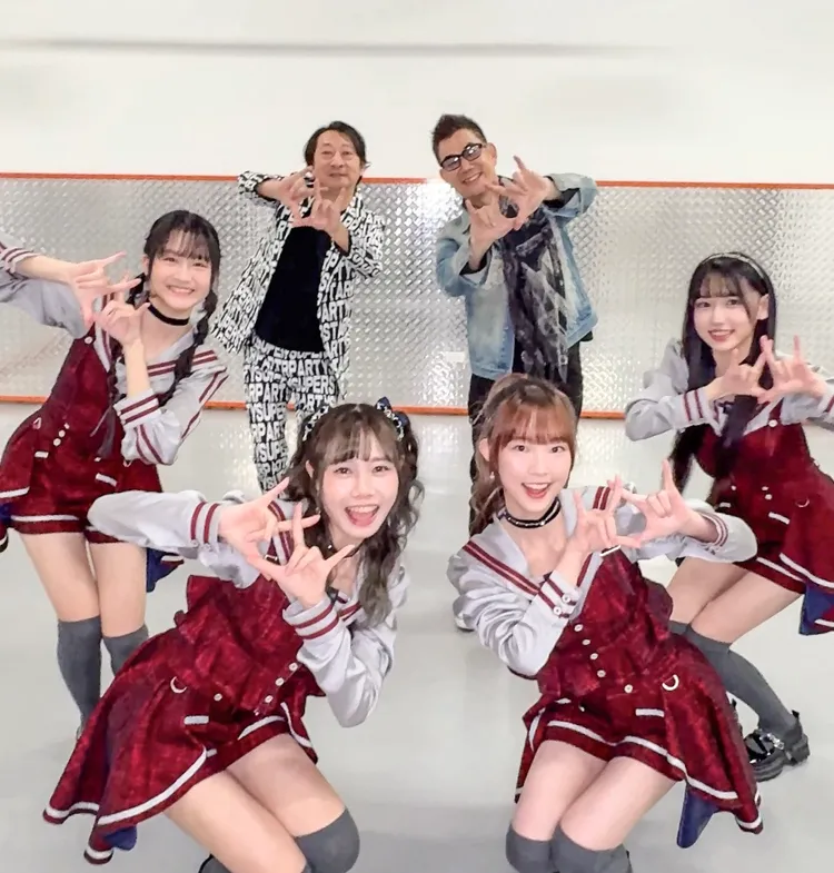 AKB48 Team TP與任賢齊（後右）、九孔（後左）合作舞台。圖／好言娛樂提供