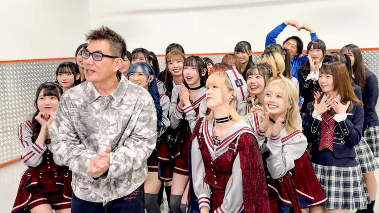 任賢齊（左3）與AKB48 Team TP合作《對面的女孩看過來》。圖／好言娛樂提供