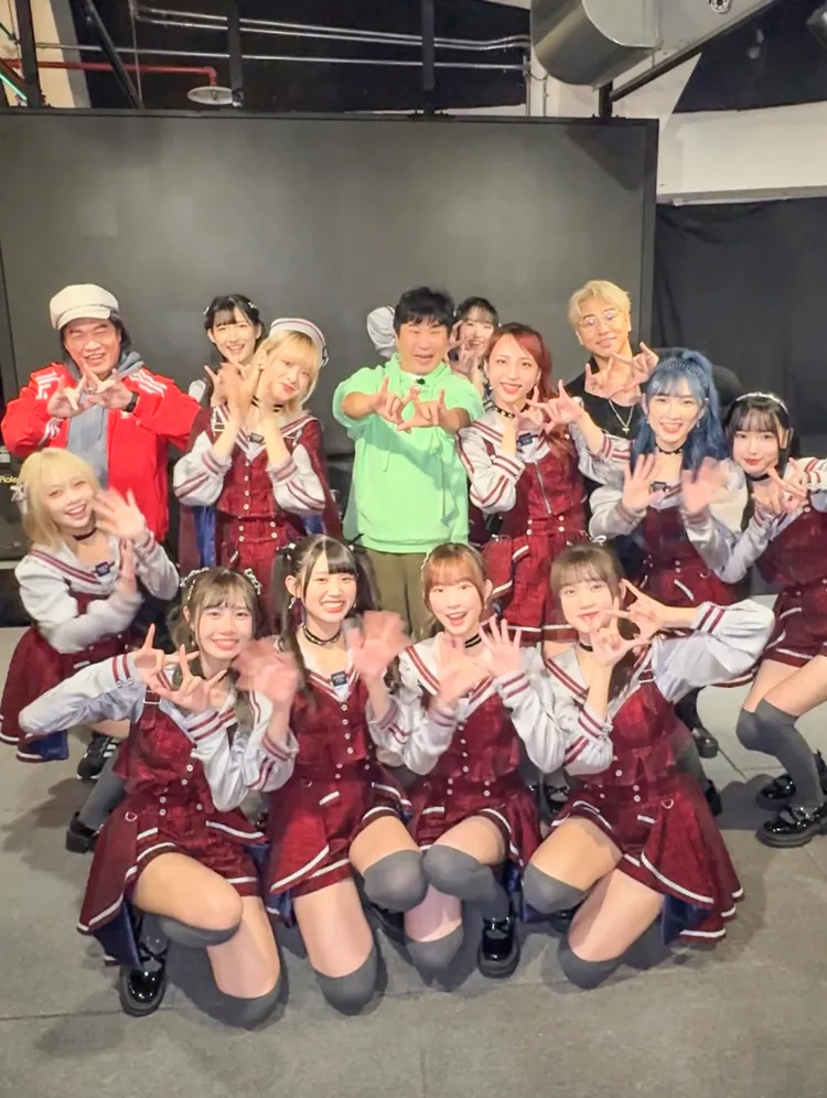 AKB48 Team TP與胡瓜（後中）因節目成忘年之交。圖／好言娛樂統提供