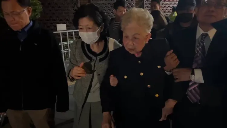 陳佩琪與柯媽全程聽完柯文哲準備庭及延押庭後疲憊搭車返家。張欽攝