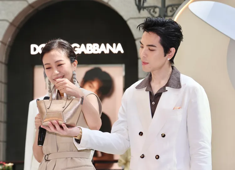 Summer對手上的迷你Duo托特包愛不釋手，一旁的蕭敬騰大方寵妻直呼「買了」。莊宗達攝