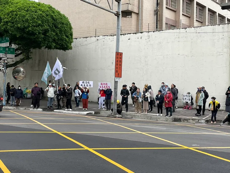 小草聚集北所外。民眾提供