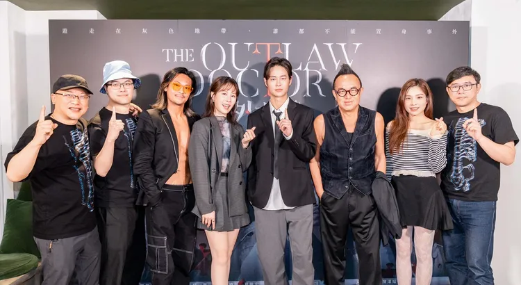 《The Outlaw Doctor 化外之醫》導演廖士涵（右起）、演員阮秋姮、黃大煒、夏騰宏、蔡亘晏、POLO WL和導演詹淳皓、製作人湯昇榮與媒體分享拍攝幕後。公視、中華電信、瀚草文創