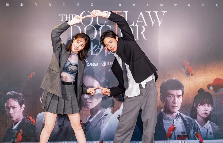 蔡亘晏（左）飾演資深護理師，夏騰宏則是有「新二代」身份的外事警察。公視、中華電信、瀚草文創提供