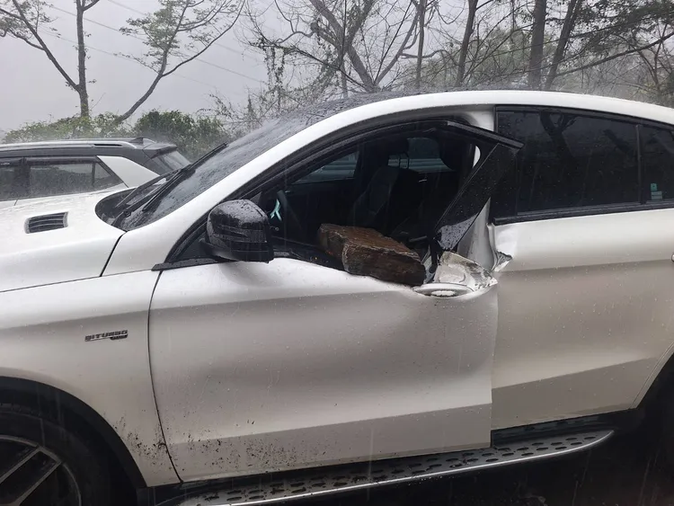 落石剛好擊中曾男轎車的駕駛座。民眾提供