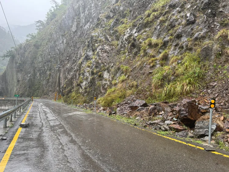 中橫便道因天雨出現落石，公路局取消今天下午及明早的2班次。民眾提供
