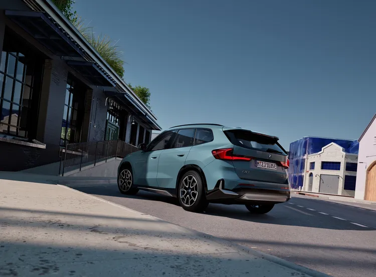 車尾則以厚實的線條展現穩重氣勢，並融入全新燻黑L型3D立體尾燈造型，透過透明與深色玻璃交織出的六角形圖案，結合立體曲面設計，別具時尚層次感。業者提供