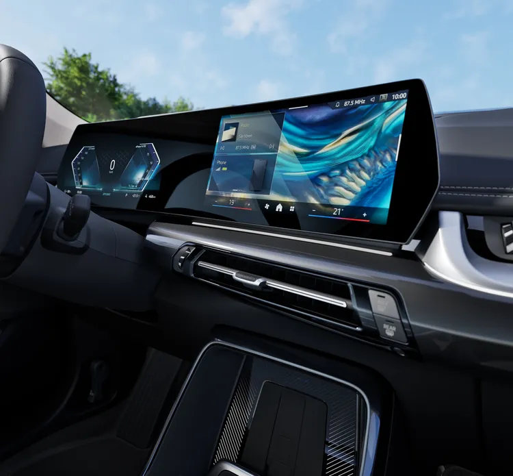 為確保乘車者的全方位安全防護，全新BMW iX1 eDrive20 xLine配備全新世代BMW Personal CoPilot智慧駕駛輔助系統，結合360度環景輔助攝影、360度環景碰撞錄影、變換車道輔助、遠端3D監控及車況抬頭顯示器等尖端科技。業者提供