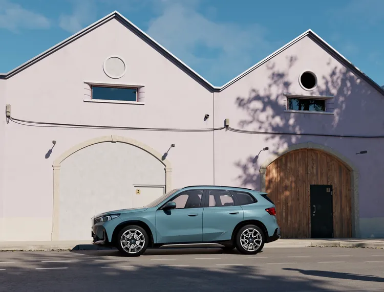 外觀設計上，全新BMW iX1 eDrive20 xLine延續X家族的動感基因，以流暢的車身線條勾勒出前衛跑格。車頭設計立體大膽，搭配光型變化智慧LED頭燈，展現強烈運動氣息。業者提供