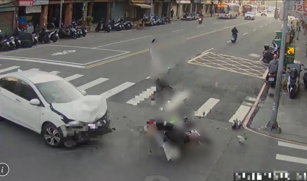 小客車碰撞機車後，引擎蓋整個變形，騎士整個人噴飛數十米，可見撞擊力之大。翻攝畫面