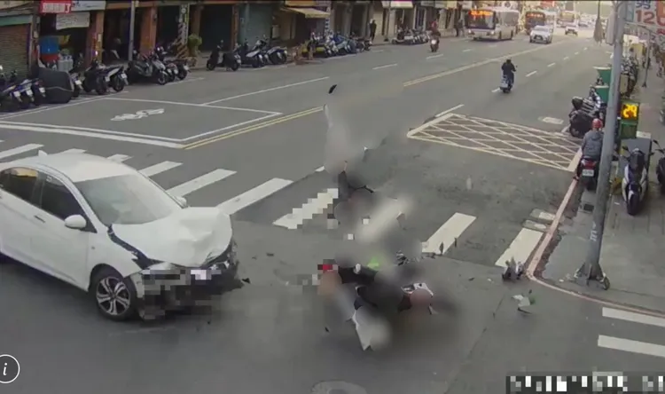 小客車碰撞機車後，引擎蓋整個變形，騎士整個人噴飛數十米，可見撞擊力之大。翻攝畫面