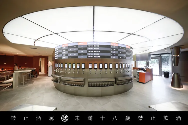 「SPORTS NATION運動餐廳」以電子自助酒精交易所概念吸引年輕族群。業者提供