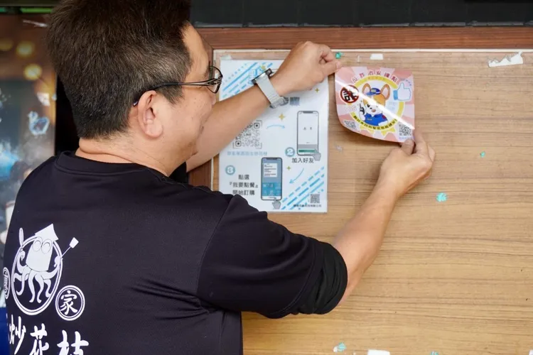 店家特別在門口張貼「反詐治安據點」貼紙。警方提供