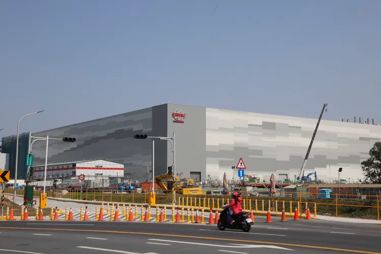 台積電赴美設廠，但台灣廠區推動並未停歇，對購屋族而言第七波信用管制才是影響是否進場買房關鍵。葉家銘攝