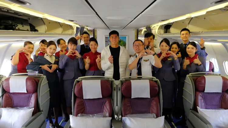 陳偉殷（中）搭乘班機返台與華航員工合照。華航提供