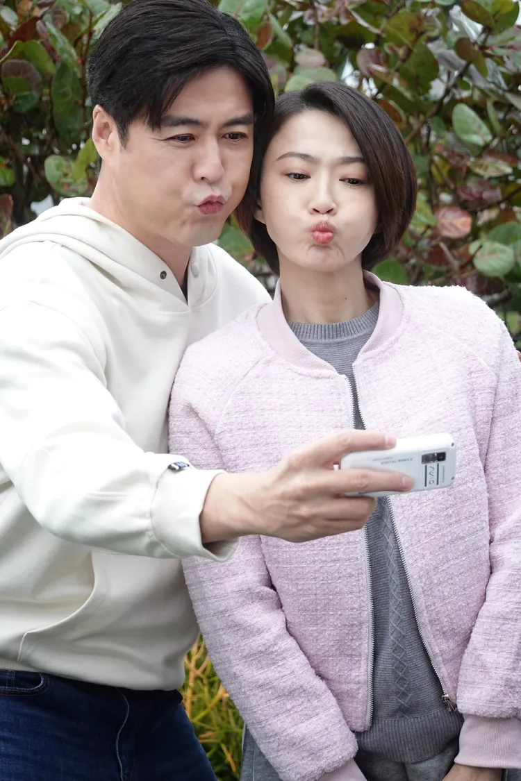 劉至翰（左）在《好運來》和侯怡君湊對。民視提供