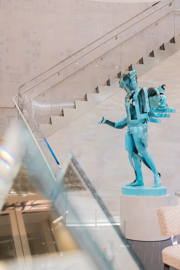 法裔美籍藝術家 Arman於1986年創作的青銅雕塑《Apollo, The Offering》。品牌提供