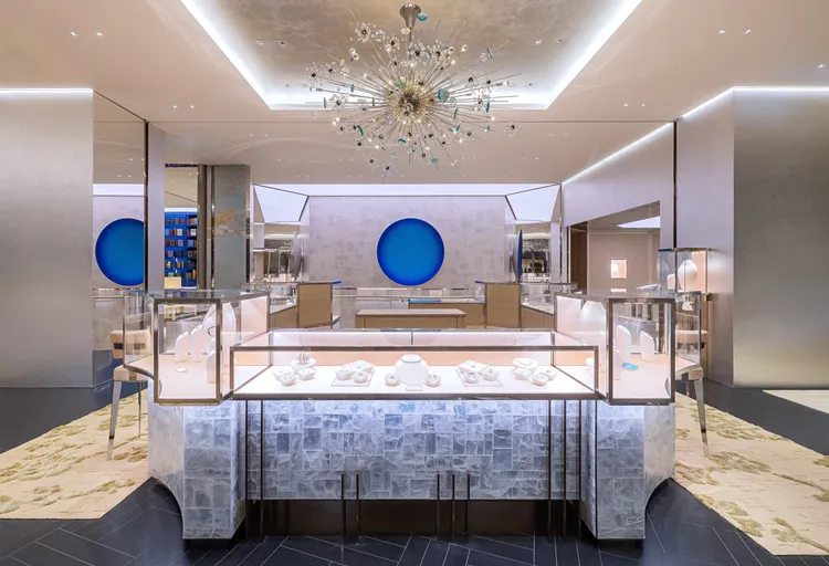 旗艦店2樓懸掛著由奧地利燈光設計師Hans Harald Rath設計的訂製水晶吊燈。品牌提供