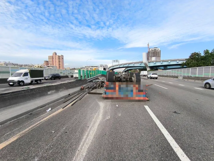 聯結車追撞上小客車，造成4傷1命危。翻攝畫面