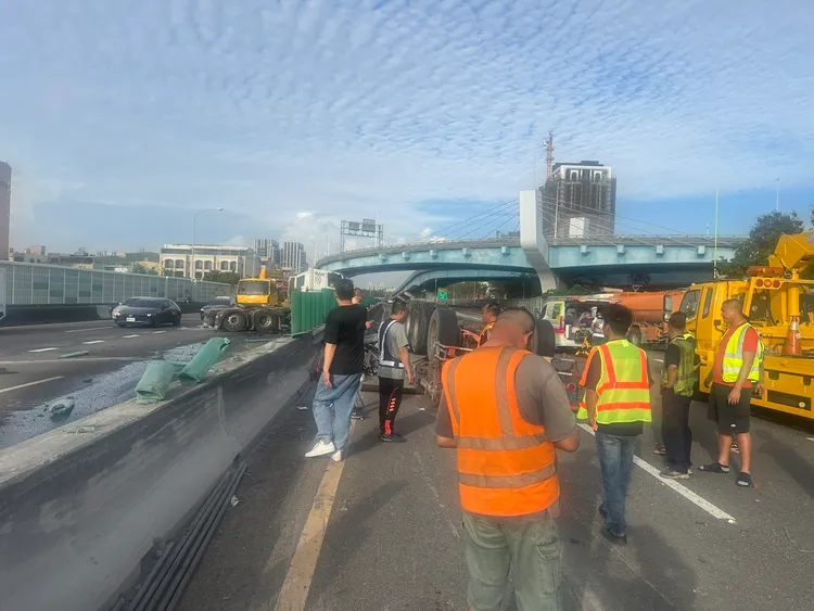 聯結車追撞上小客車，造成4傷1命危。翻攝畫面