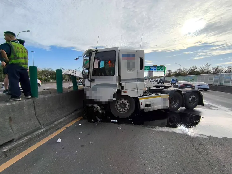 聯結車追撞上小客車，造成4傷1命危。翻攝畫面