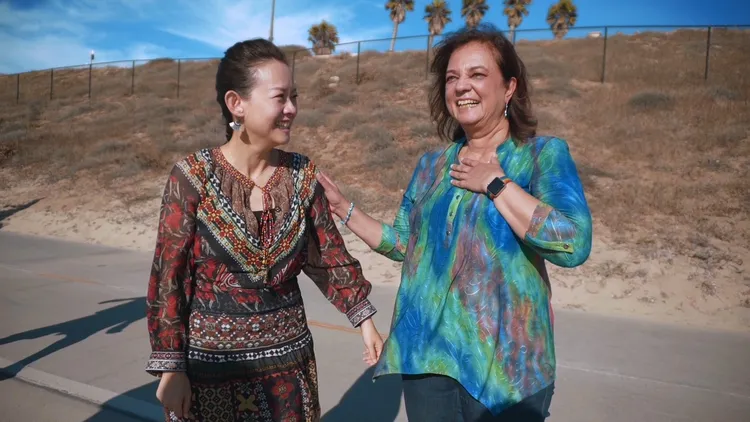 曾寶儀遠赴海外與癌症病友訪談。台北双喜提供