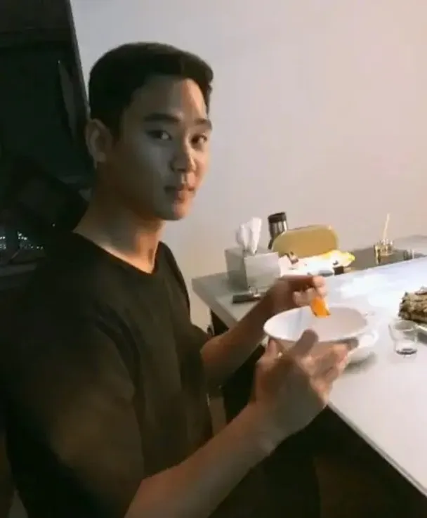 號稱是2018年金秀賢與金賽綸啤酒約會的畫面。翻攝《橫豎研》YT