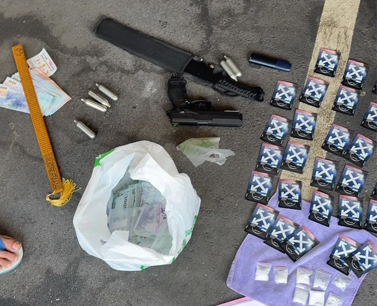 全案起獲贓款、毒品等物。警方提供