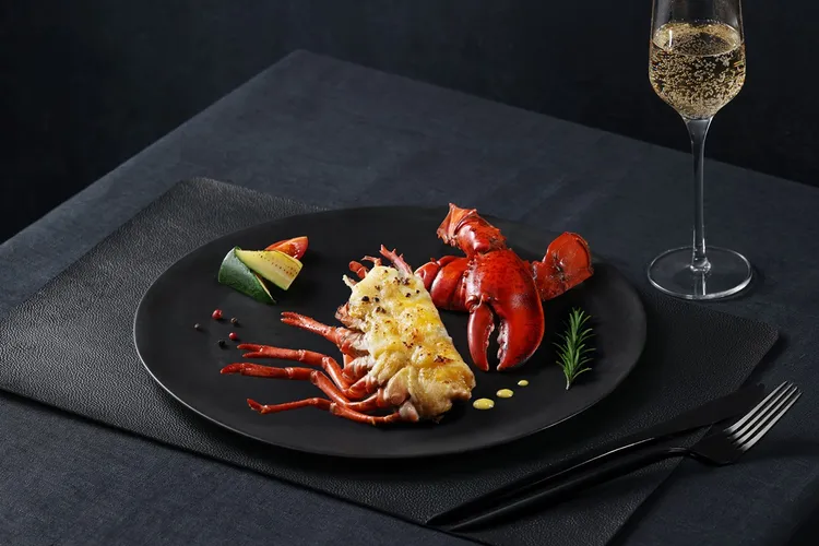 今年「夏慕尼」以精湛鐵板技法將「波士頓龍蝦」升級成雙重享受，第一吃為炙燒龍蝦頭，第二吃則是香煎蝦身佐以雪莉芥末醬，每一口都富有層次感。業者提供
