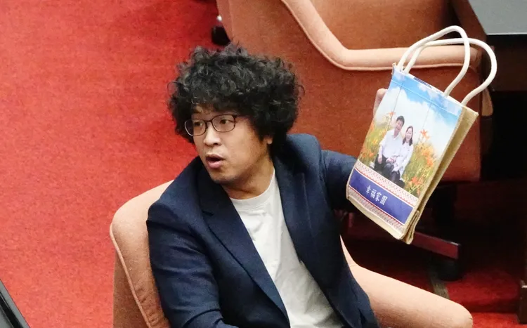 沈伯洋先在議場裡不滿傅崐萁應討論財劃法卻偏題。記者莊宗達攝