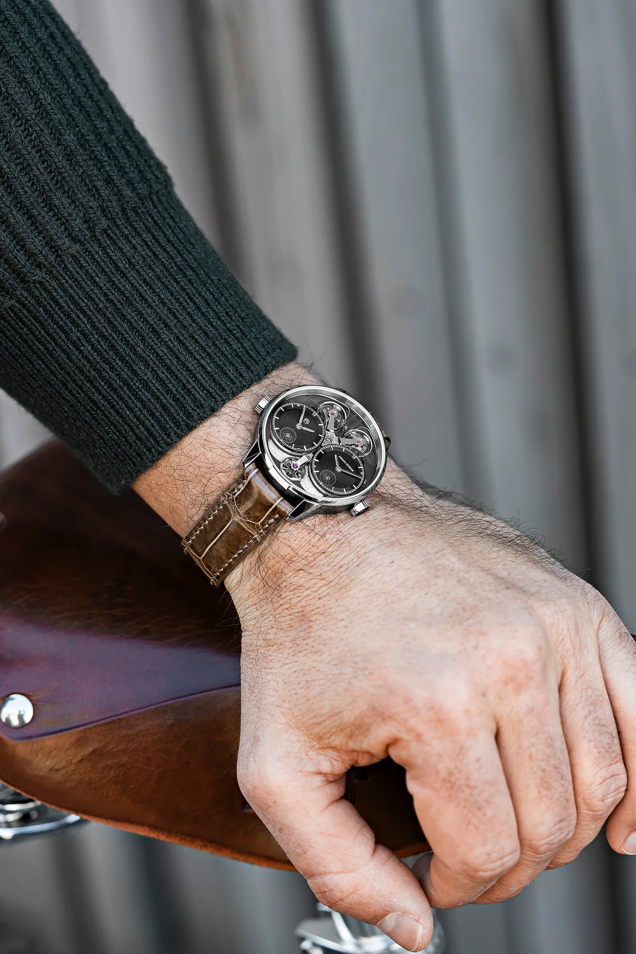 ARMIN STROM Dual Time GMT Resonance Manufacture Edition雙時區共振腕錶,39mm,不鏽鋼錶殼,黑色grenage錶盤,灰褐色亮面鱷魚皮錶帶,ARMIN STROM自製 ARF22機芯,動力儲存42小時,防水深度50米,限量50只,397萬元。品牌提供