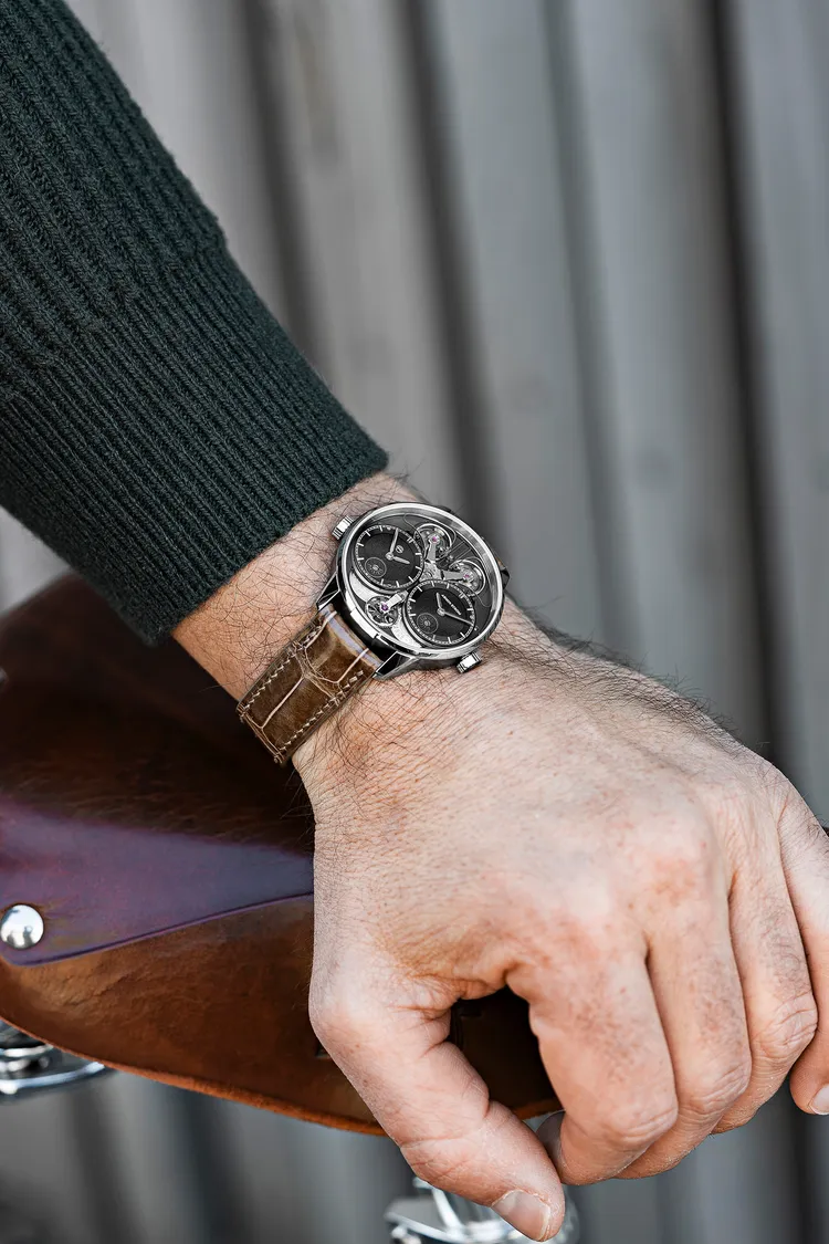 ARMIN STROM Dual Time GMT Resonance Manufacture Edition雙時區共振腕錶，39mm，不鏽鋼錶殼，黑色grenage錶盤，灰褐色亮面鱷魚皮錶帶，ARMIN STROM自製 ARF22機芯，動力儲存42小時，防水深度50米，限量50只，397萬元。品牌提供