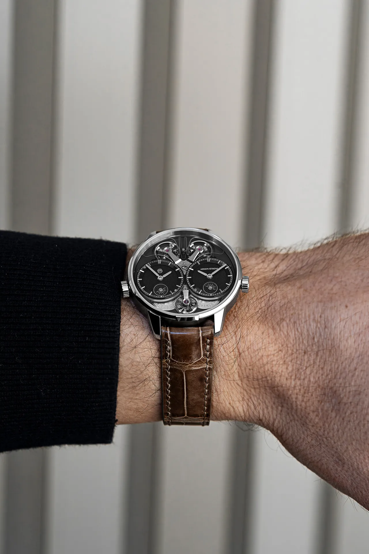 ARMIN STROM Dual Time GMT Resonance Manufacture Edition雙時區共振腕錶,39mm,不鏽鋼錶殼,黑色grenage錶盤,灰褐色亮面鱷魚皮錶帶,ARMIN STROM自製 ARF22機芯,動力儲存42小時,防水深度50米,限量50只,397萬元。品牌提供