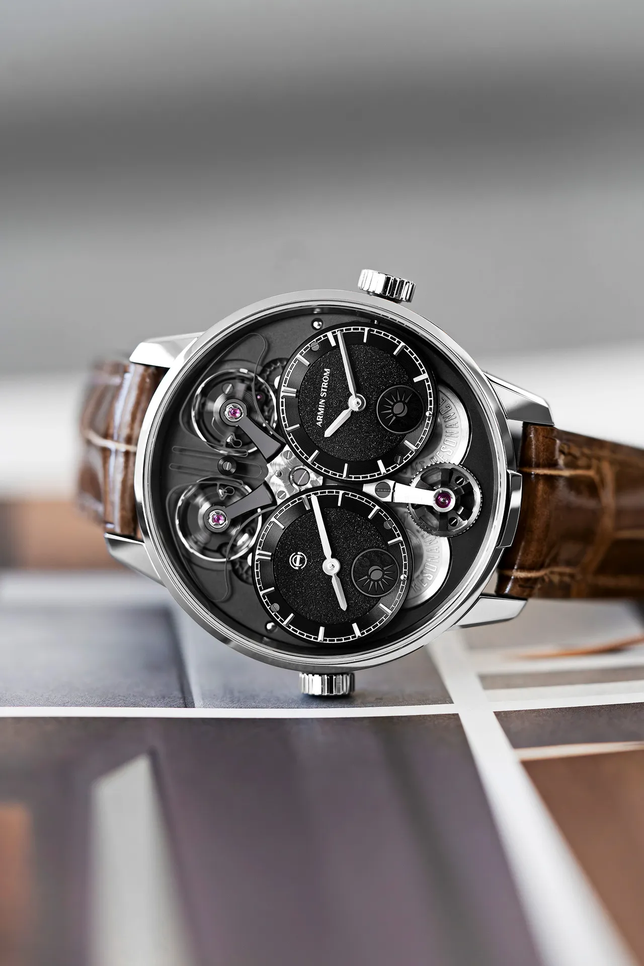 ARMIN STROM Dual Time GMT Resonance Manufacture Edition雙時區共振腕錶,39mm,不鏽鋼錶殼,黑色grenage錶盤,灰褐色亮面鱷魚皮錶帶,ARMIN STROM自製 ARF22機芯,動力儲存42小時,防水深度50米,限量50只,397萬元。品牌提供