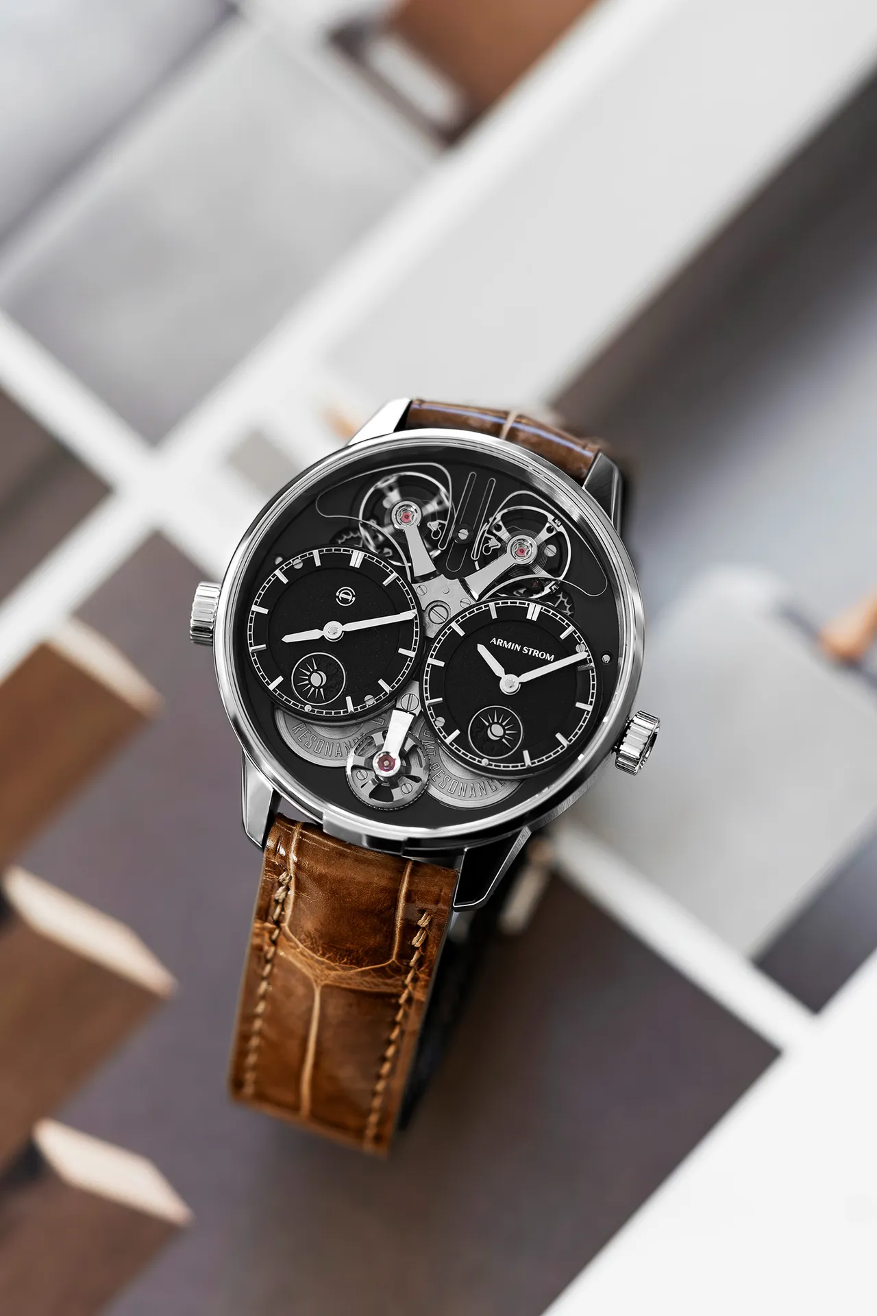 ARMIN STROM Dual Time GMT Resonance Manufacture Edition雙時區共振腕錶,39mm,不鏽鋼錶殼,黑色grenage錶盤,灰褐色亮面鱷魚皮錶帶,ARMIN STROM自製 ARF22機芯,動力儲存42小時,防水深度50米,限量50只,397萬元。品牌提供