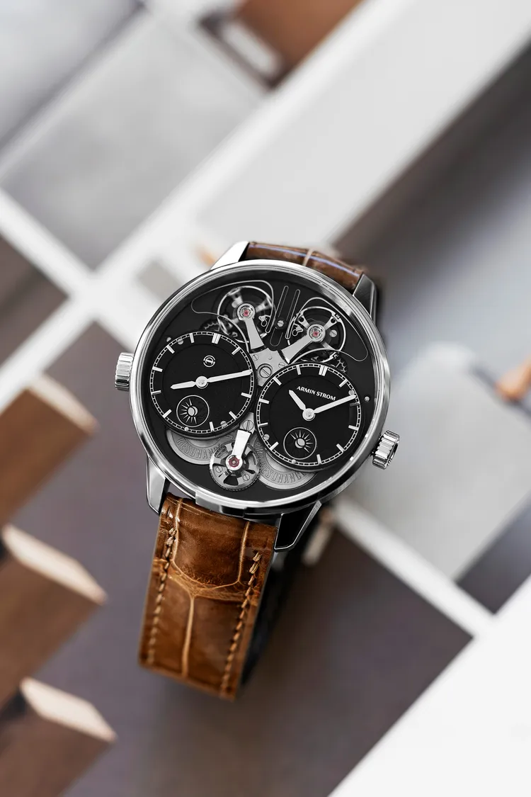 ARMIN STROM Dual Time GMT Resonance Manufacture Edition雙時區共振腕錶，39mm，不鏽鋼錶殼，黑色grenage錶盤，灰褐色亮面鱷魚皮錶帶，ARMIN STROM自製 ARF22機芯，動力儲存42小時，防水深度50米，限量50只，397萬元。品牌提供