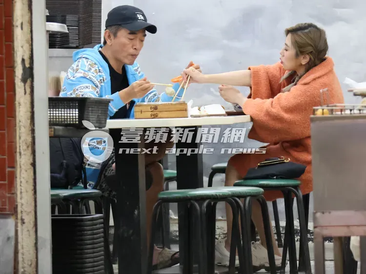 吳宗憲（左）曾被《壹蘋》拍過與「E奶小隻馬」共食小籠包。特勤中心攝