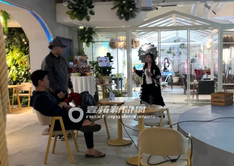 吳宗憲觀賞棒球賽到一半，「E奶小隻馬」岑妮當起鬧鐘叫憲哥進去直播帶貨。特勤中心攝