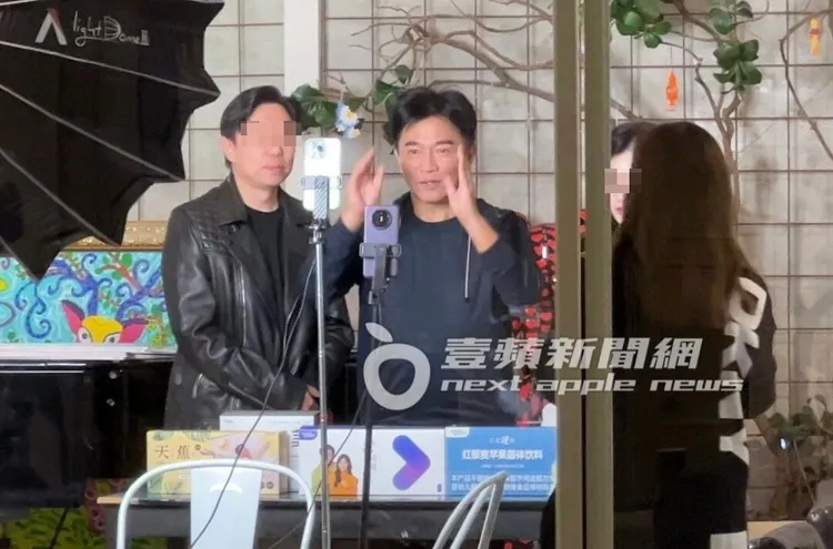 吳宗憲直播叫賣自家產品。特勤中心攝