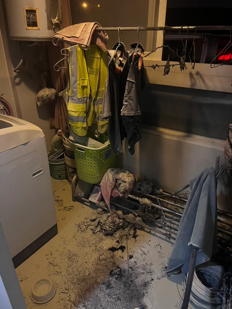 郭男陽台有焚燒物品的痕跡。民眾提供