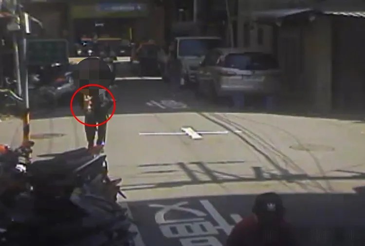 陳男大搖大擺地拿著神尊在街上行走。警方提供