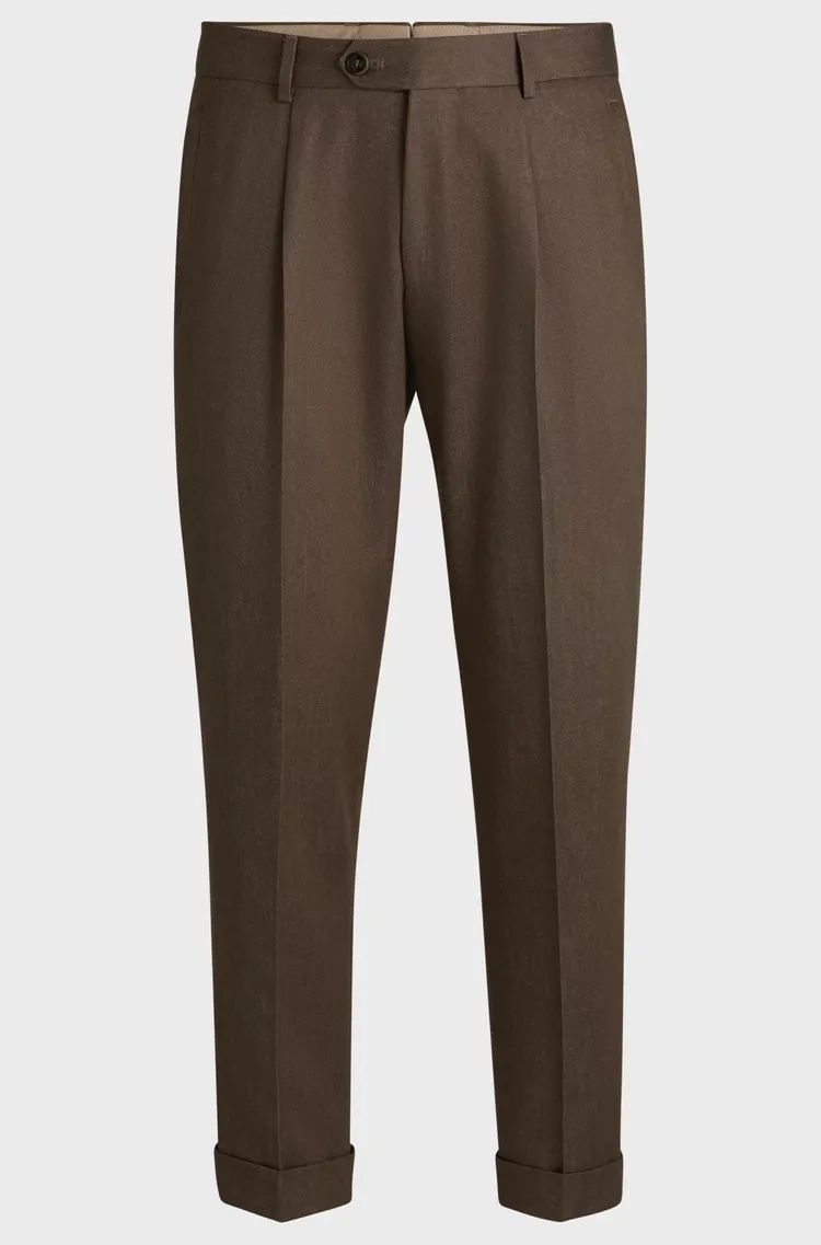 BOSS頂級系列深褐色羊毛丹寧打摺長褲，1萬6900元。品牌提供