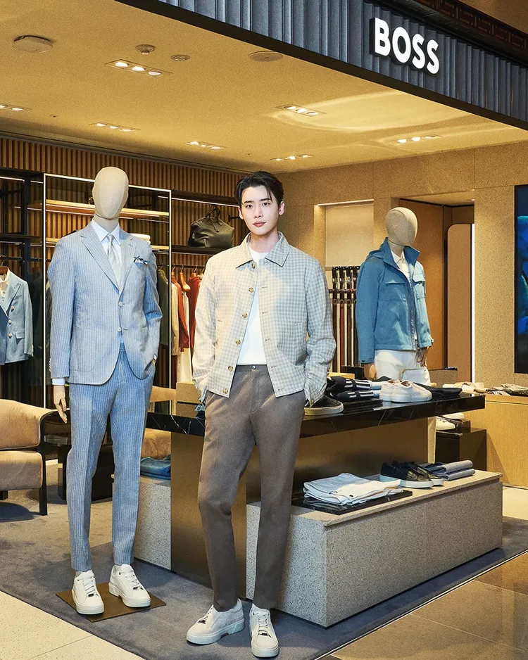 李鍾碩身穿BOSS深褐長褲襯托出大長腿。品牌提供